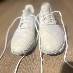 Adidas Game Court white tennis shoes
Barely worn
Size 6.5